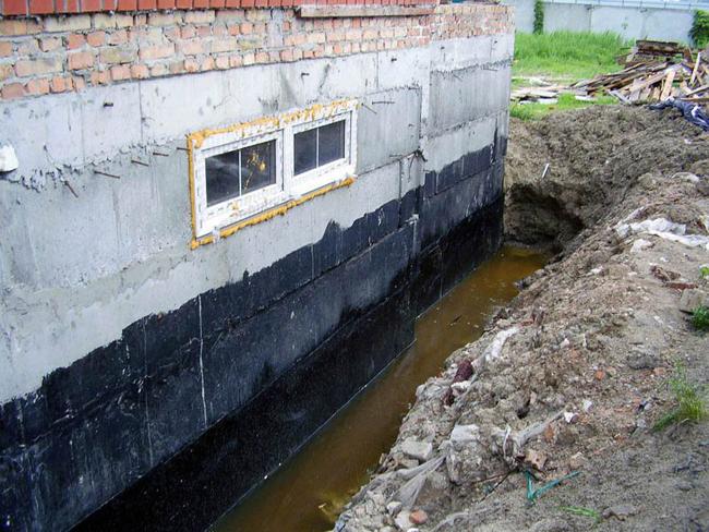 Крім цього, вода, яка проникає всередину будівельних конструкцій, викликає корозію арматури і руйнування бетону, що погіршує статичні властивості конструкції і, в кінцевому підсумку, призводить до її руйнування
