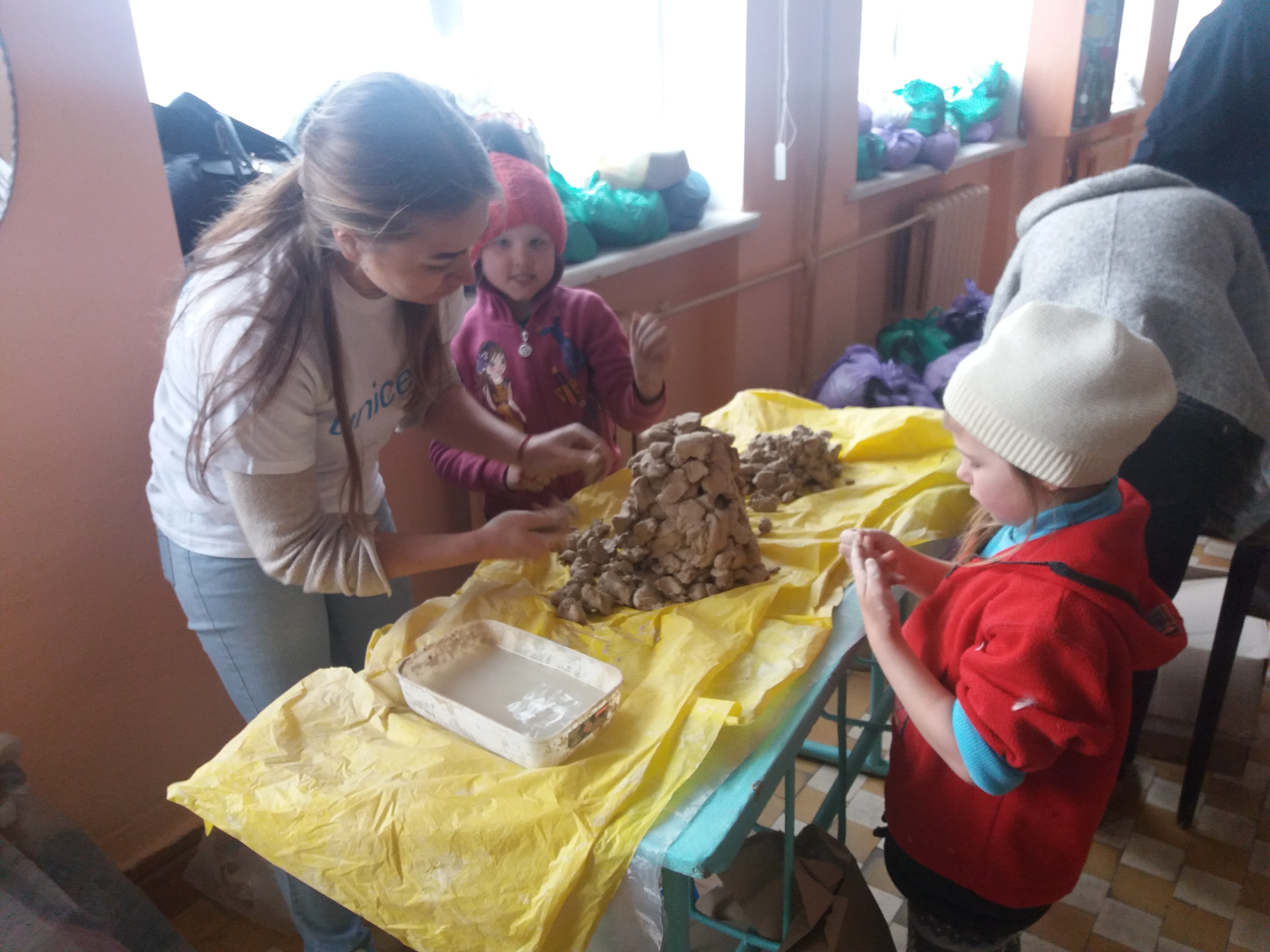 Так, в школі волонтери облаштували ігрову зону для дітвори, де діти ліплять різні фігурки з глини