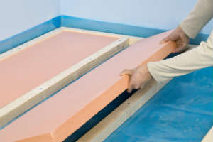 Якщо бетонна стяжка виконується по грунту, вона буде постійно піддаватися впливу вологи за рахунок близькості грунтових вод