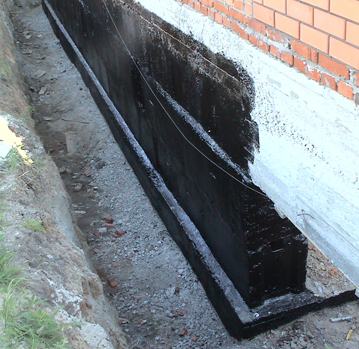 Ямки, поглиблення і шви бетонної поверхні фундаменту слід заповнити спеціальним цементним розчином або клеєм для кахельної плитки, а після обробити бітумом