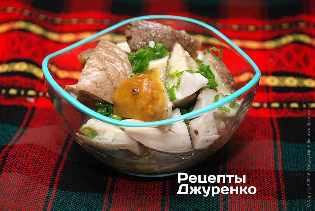 Закуска або салат з грибів - мариновані білі гриби з зеленою цибулею, часником і рослинним маслом