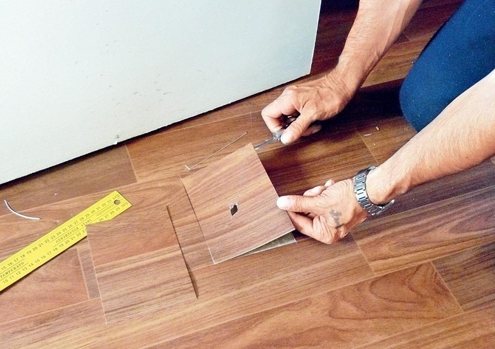 Причому за допомогою таких латок Ви зможете створити оригінальне покриття для підлоги, якщо у Вас є відрізки лінолеуму з різними малюнками