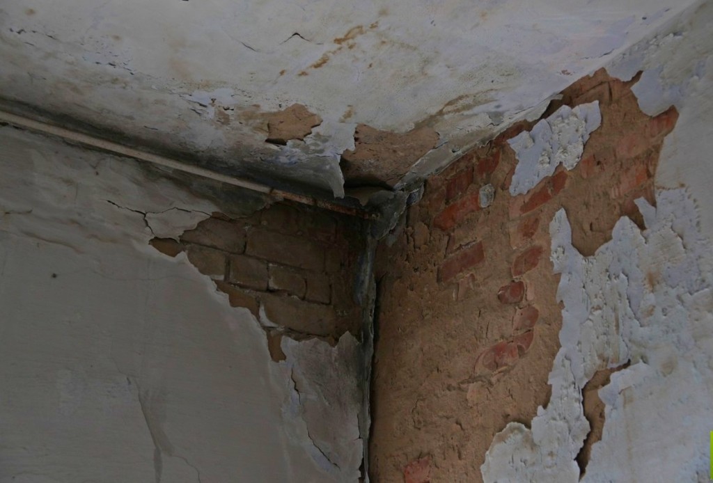 Внутрішні стіни - погана шумоізоляція, протипожежна безпека (оздоблювальні матеріали не оброблені антипіренами легко спалахують), через неякісне нанесення або вогкості обсипається штукатурка