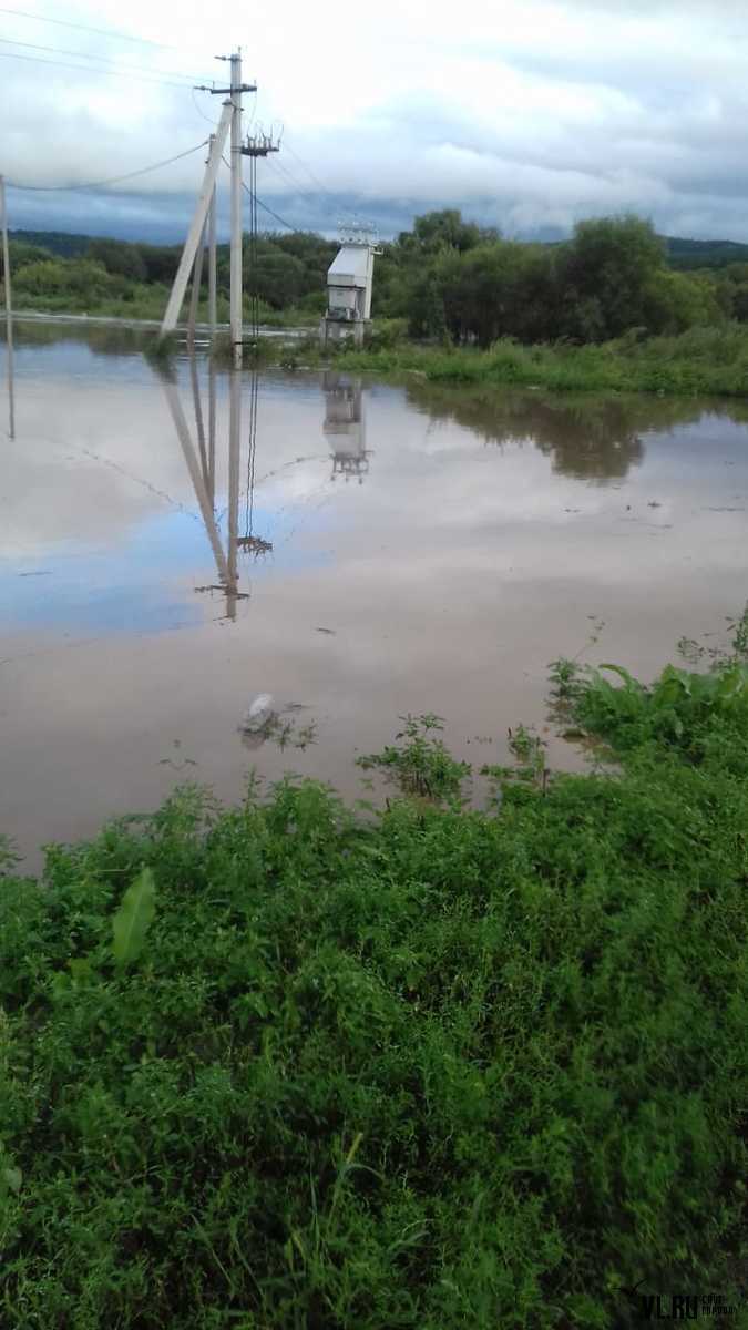 На основній дорозі тримається вода, затоплено будинки і городи