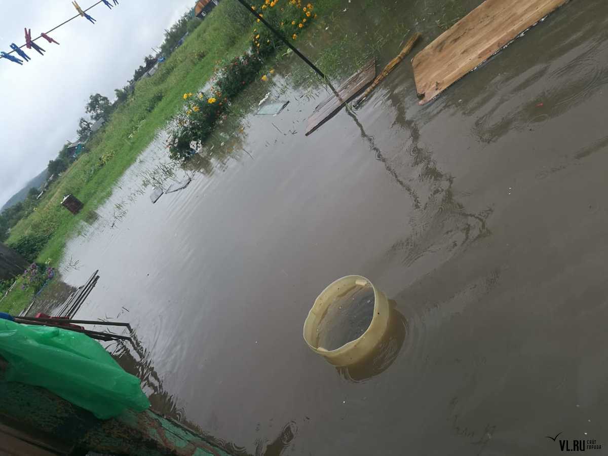 Відновлювати все доводилося самотужки місцевим слюсарям, МНС особливої ​​допомоги тут не зробить », - розповідає жінка