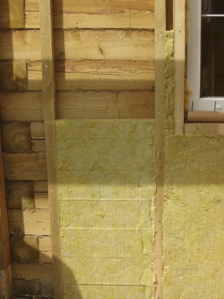 На фото: утеплення будинку ватою - краще рішення для дерев'яних будівель
