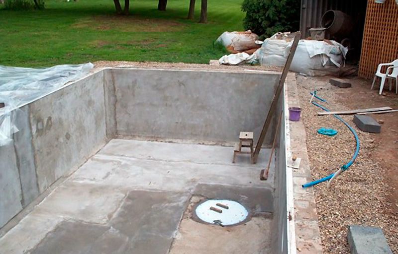 Басейн в приватному будинку став нормою, і власники заміського житла все частіше монтують у дворі саме бетонні басейни, а не надувні або композитні