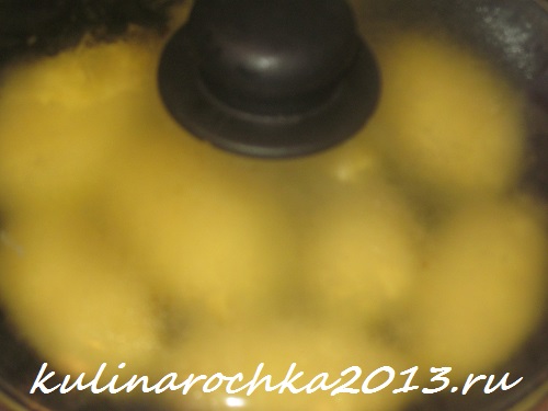 Потім, вогонь зменшуємо до мінімуму, накриваємо сковорідку кришкою і доводимо до повної готовності картопля 15-20 хвилин
