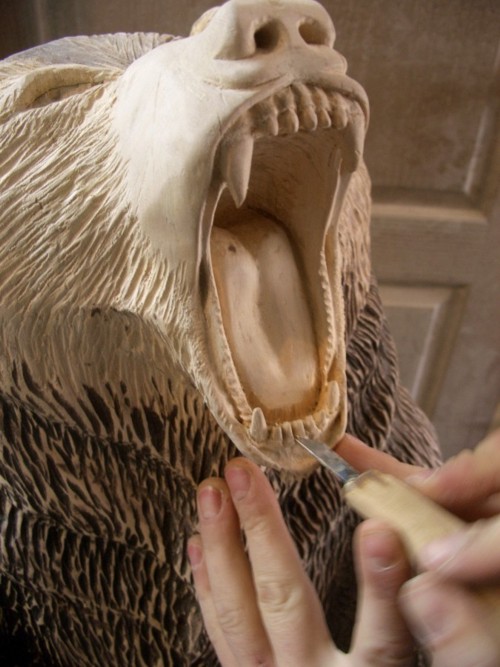 За таким же принципом можна вирізати скульптури тварин з дерева: