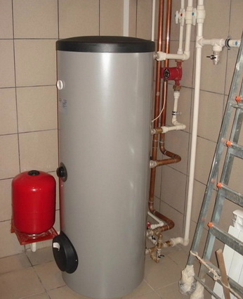 Також можна зробити систему постійної циркуляції гарячої води між краном і бойлером, і якщо ви відкриєте кран навіть в 20 метрах від бойлера, то тут же отримаєте гарячу воду