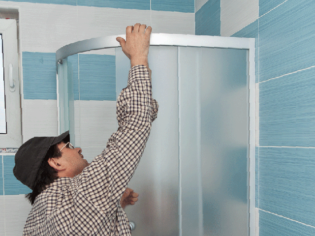 Крім того, при навішуванні дверей в душовій кабіні залишають зазор знизу на 5-10 мм