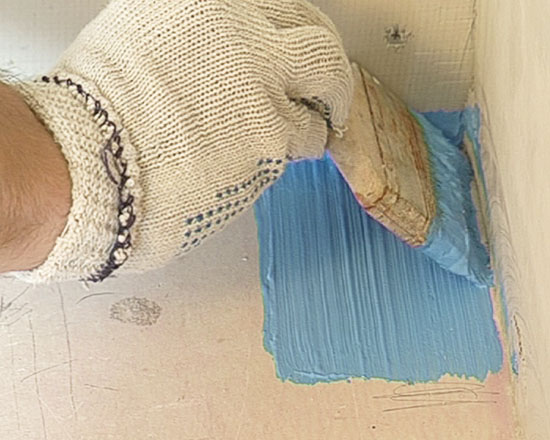 На отриману поверхню пензлем наносимо синтетичний латекс - він має синій колір, тому «пропустити» якусь ділянку стіни і не обробити цим матеріалом не вийде