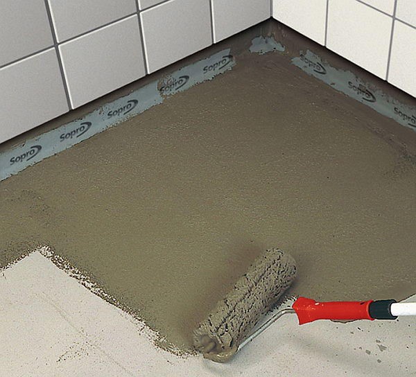 На підлогу спочатку наноситься шар клею на цементній основі - він зазвичай використовується для укладання керамічної / декоративної плитки, але в даному випадку на нього буде кріпитися гідроізоляційна мембрана