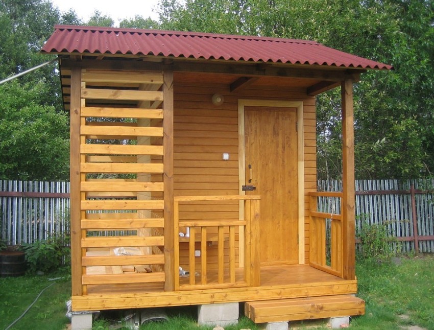 Встановивши над конструкцією лійку, можна отримати бюджетний варіант дерев'яної кабінки