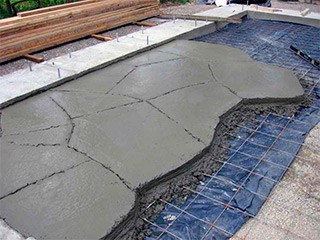 Для облаштування застосовується глина, цемент і бетон