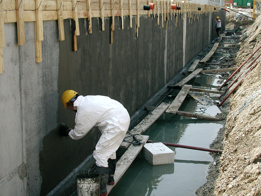 У свою чергу, обмазочна суміш робить водонепроникною тільки поверхня бетону