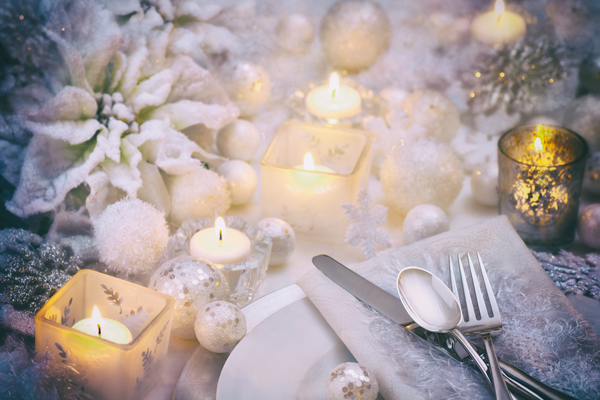 В оформленні столів можна використовувати композиції з шишок, ялинових гілочок, свічок, дерев'яних табличок з іменами гостей, штучний сніг