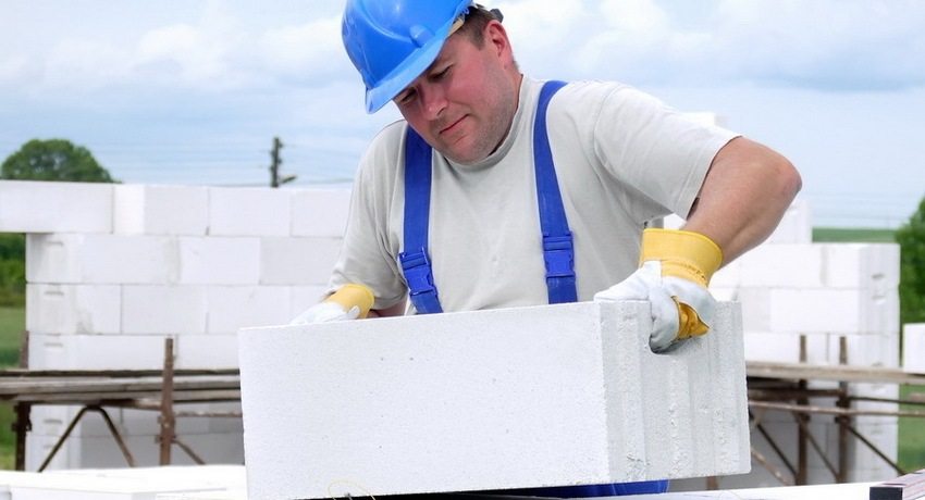 Застосування пінобетонних блоків дозволяє забезпечити високу тепло- і звукоізоляцію будови, а різноманітні розміри і ціни піноблоків роблять його одним з найбільш зручних і доступних будівельних матеріалів