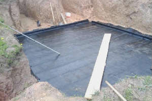 Заливці бетонної підлоги в підвалі повинен передувати комплекс заходів, спрямованих на обмеження контакту грунтових вод з фундаментом