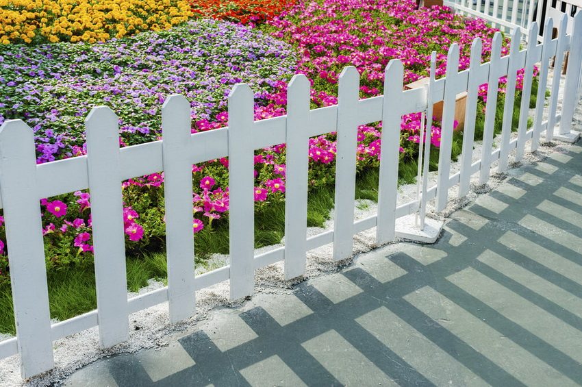 Пластикові паркани часто доповнюють садовими фігурками, що дарує відчуття затишку і казки