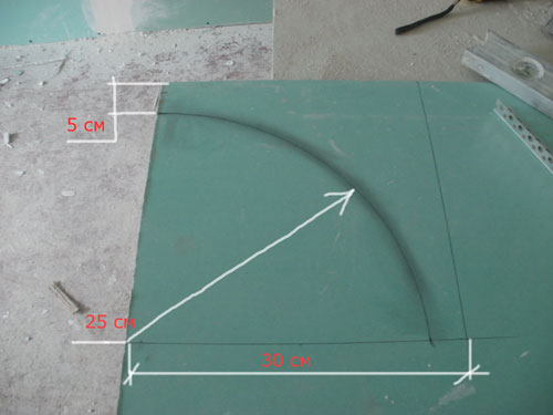 Верхній край аркуша повинен залишатися рівним, на нижньому за допомогою циркуля або мотузки з олівцем буде размічатися радіус арки
