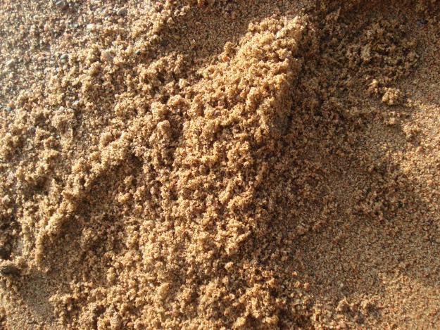 Питома вага піску середньої крупності в одному кубічному метрі більше, ніж відповідний показник, що стосується крупнозернистих сумішей;