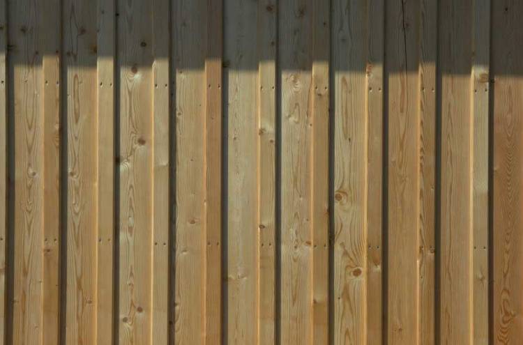 Хоча зазвичай використовуваним матеріалом є деревина, також можуть використовуватися штучна деревина і вінілові фасадні панелі під дерево