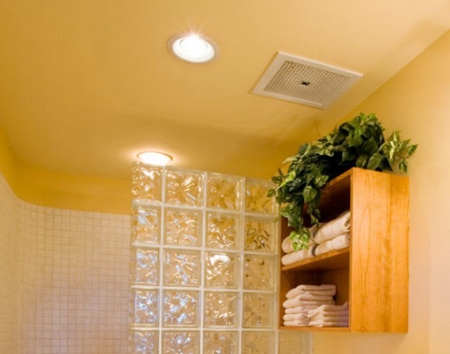 Вентиляція у ванній кімнаті і туалеті є неодмінною умовою, так як саме в цих приміщеннях підвищена загальна вологість повітря і зазвичай присутні неприємні запахи